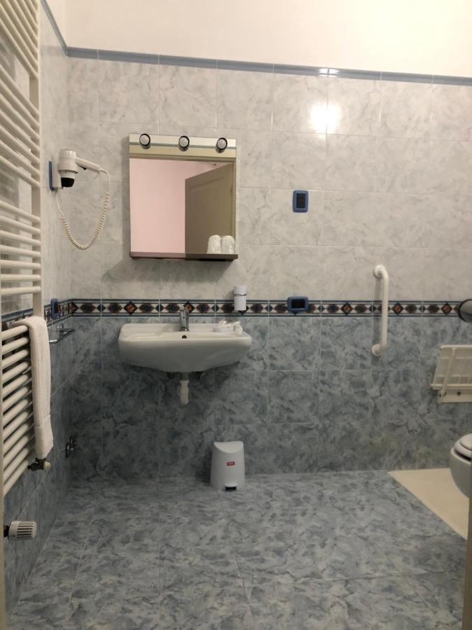Cerreto dʼEsi Hotel Domus מראה חיצוני תמונה